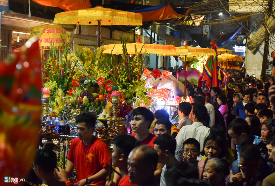 Ông lợn ngày ăn hoa quả, đêm ngủ mắc màn ở hội rước La Phù